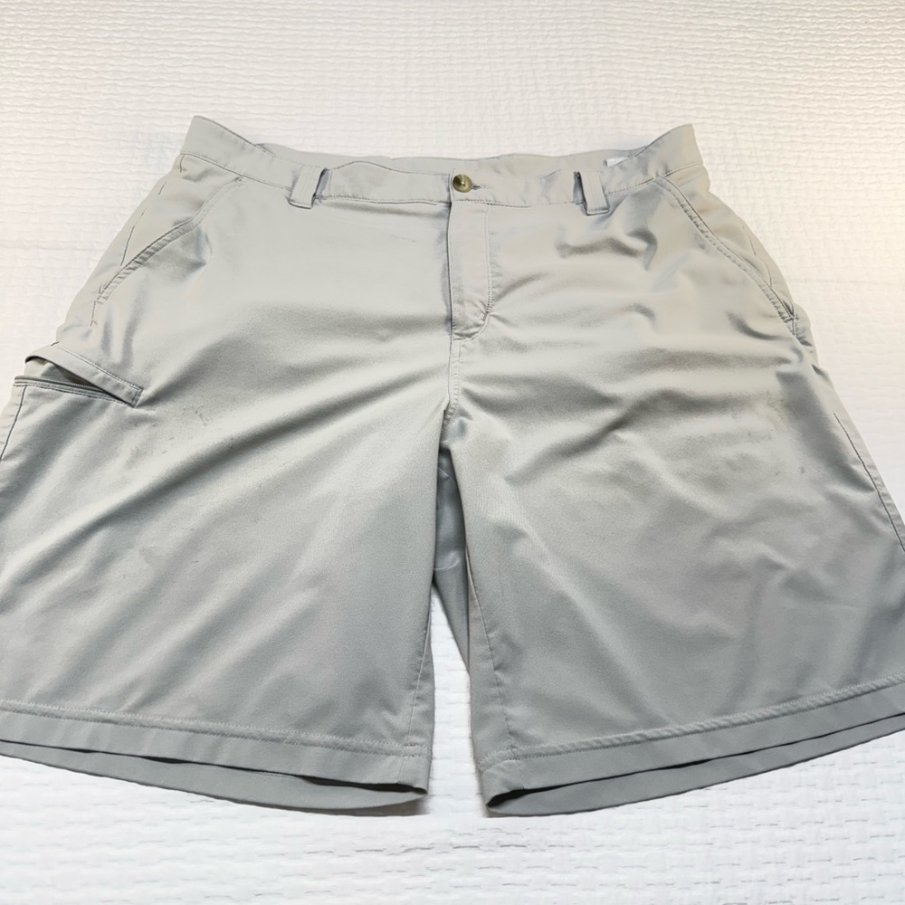 Columbia Men's Light Gray Cargo Shorts